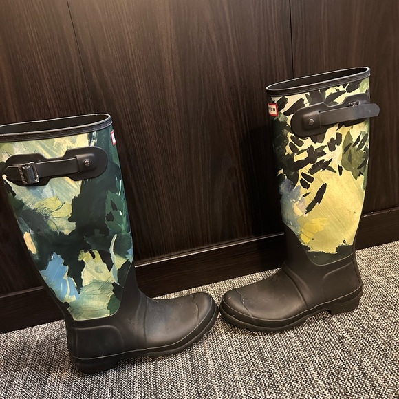 Hunter Black and Green Botanical Rainboots - Picture 2 of 3